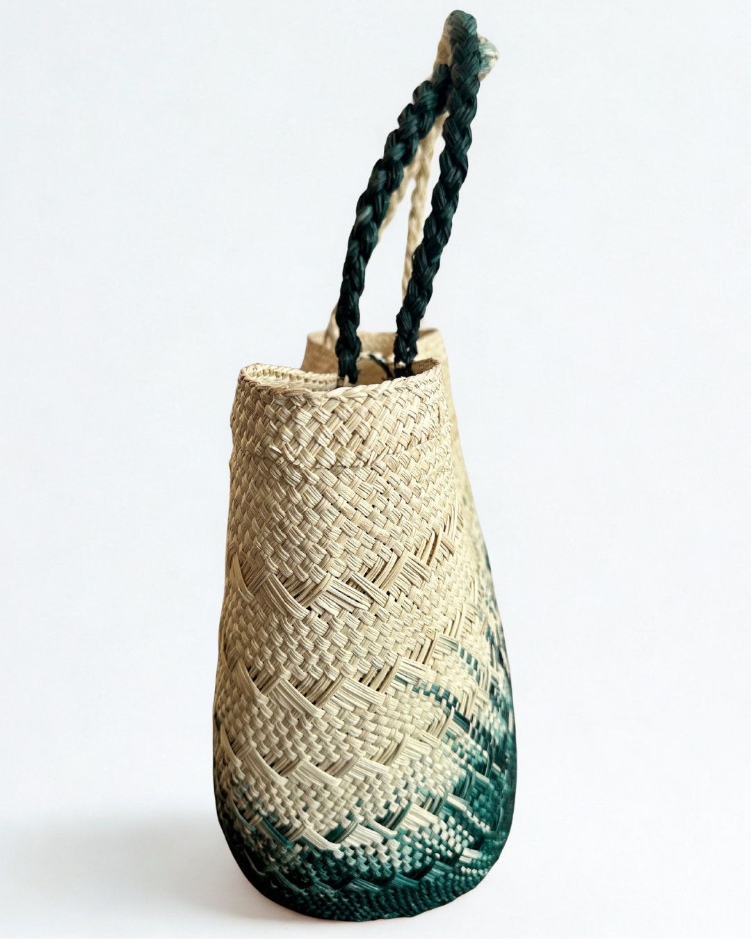 Bolso de playa de palma de iraca tejido a mano